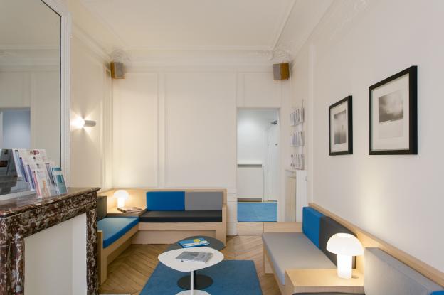 Salle d'attente avec une grande banquette sur mesure.