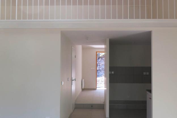 salle logement R+2, vue vers l'entrée