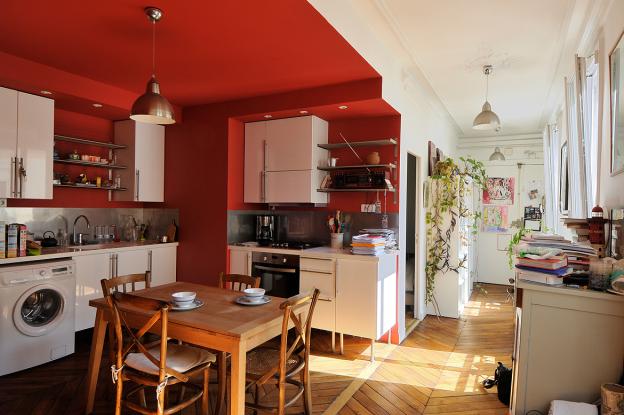 Cuisine dans alcôve rouge.