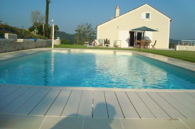 Vue sur la piscine et la terrasse