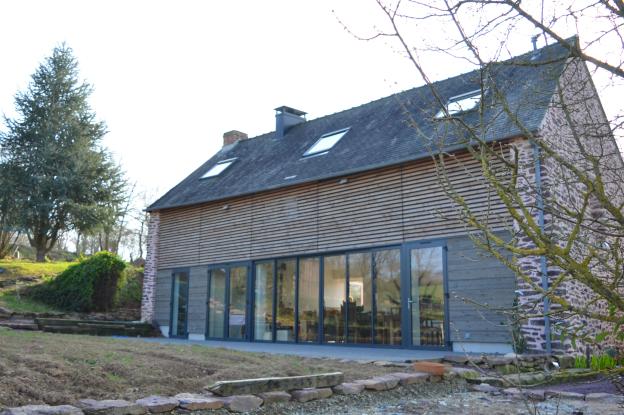 Façade Est sur terrasse et champs