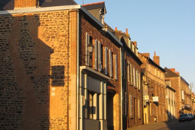 Boutique sur la rue Saint Nicolas et entrée du porche