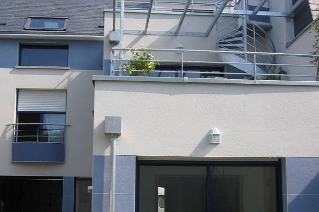 Un jeu de terrasses au sud avec pergola en galva pour profiter de l'espace sur j