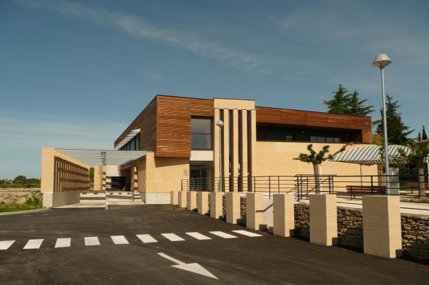 Vue sur l'entrée principale du bâtiment