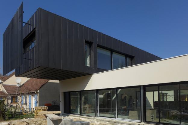 Maison contemporaine - porte-à-faux et contraintes structurelles