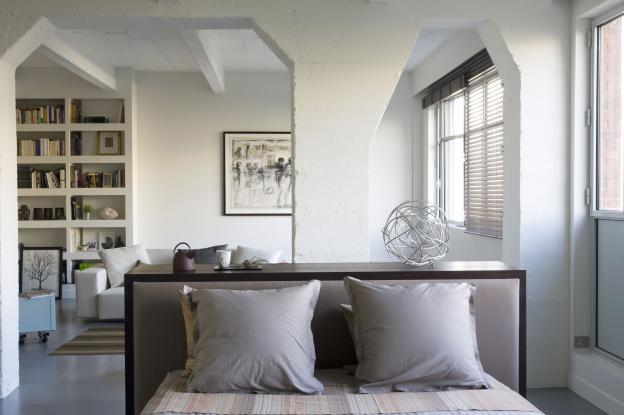 Transformation d'un ancien garde-meuble en loft. Alain Potignon photographe.