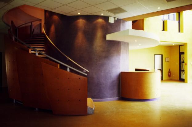 ESCALIER A PETALES DE BOIS ET BANQUE D'ACCUEIL