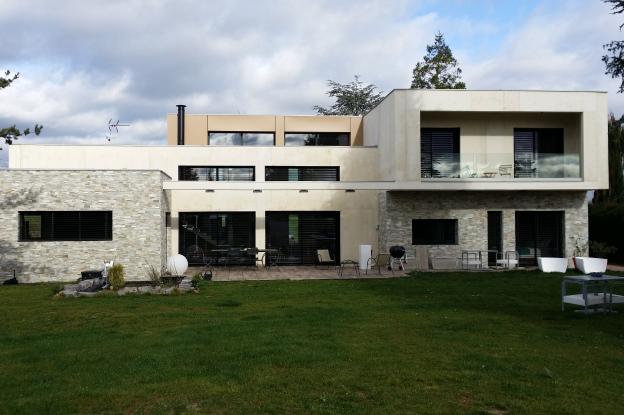 Construction d'une maison individuelle aux lignes contemporaines. 