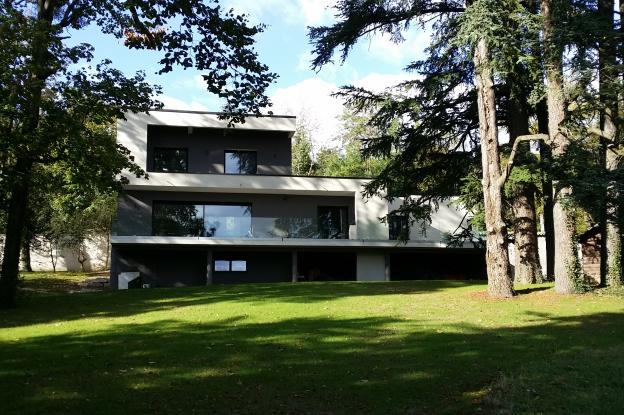 Construction d'une maison individuelle aux lignes contemporaines. 