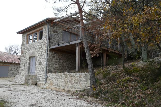  REHABILITATION RENOVATION DE RUINES EN PIERRES ET BOIS LA "CABANE" A VERNOUX