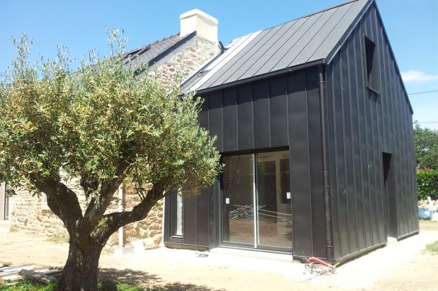 extension_zinc_noir_sur_maison_pierre_locoal_mendon_2.jpg