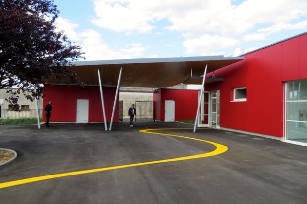 Entrée de l'école et préau