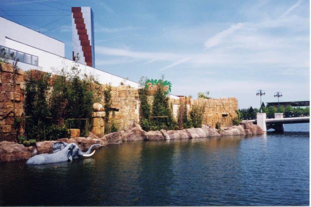 Façade sur le plan d'eau