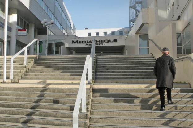 Entrée de la médiathèque, entre les deux lignes de la pièce urbaine