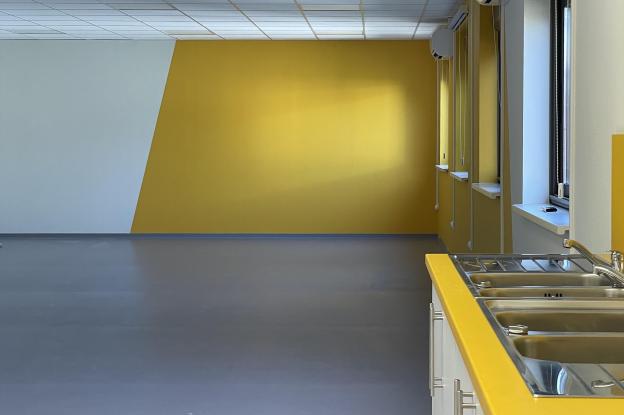 De grand espace coloré et lumineux