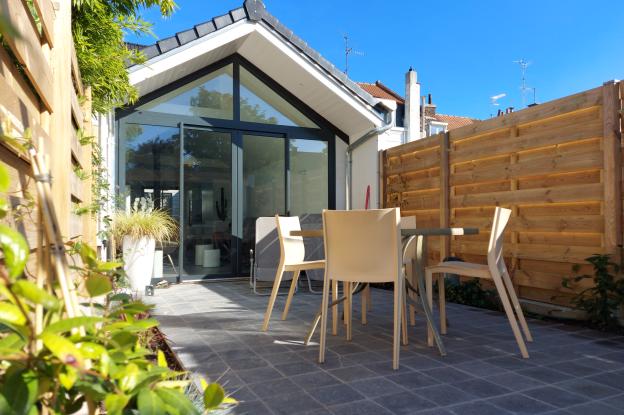 Vue depuis le jardin sur le volume atelier