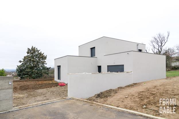 chantier de construction d'une maison individuelle à toit terrasse - vue depuis 