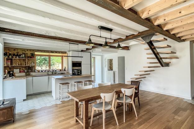 Vue du séjour et de la cuisine après rénovation