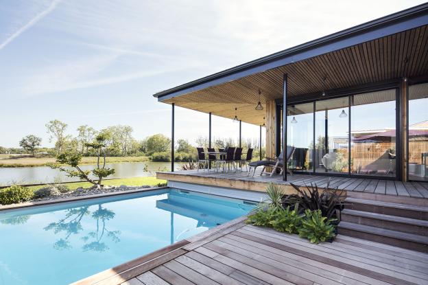 Maison individuelle en ossature bois, tournée vers le jardin et la vue (B.Bost p