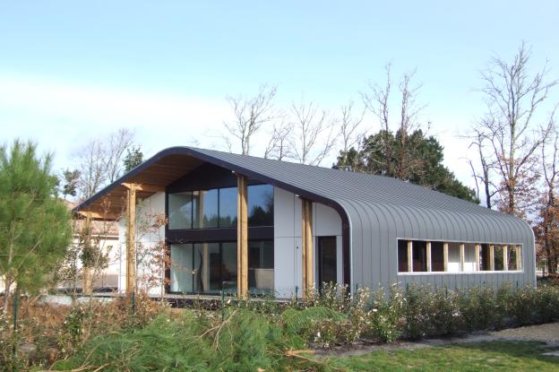 Cette ferme contemporaine réinterprète l'architecture locale vernaculaire.