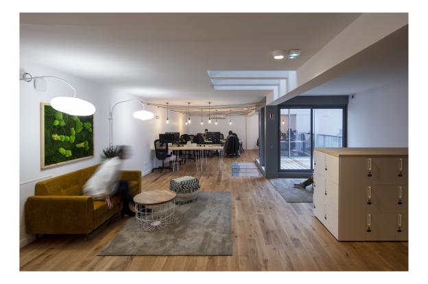 Les bureaux se mélangent aux espaces de détente, au fil des patios et puits de l