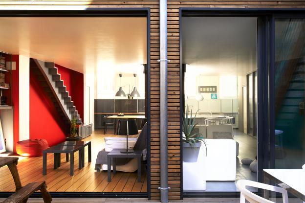 Les maisons jumelles partagent leurs espaces extérieurs.