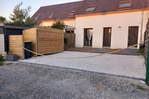 Aménagement extérieur : jardin, abri à vélos, parking