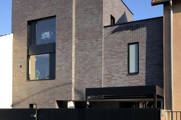 1_facade_rue_toute_hauteur.jpg