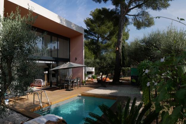 Photographie présentant la vue depuis l'extérieur de la villa