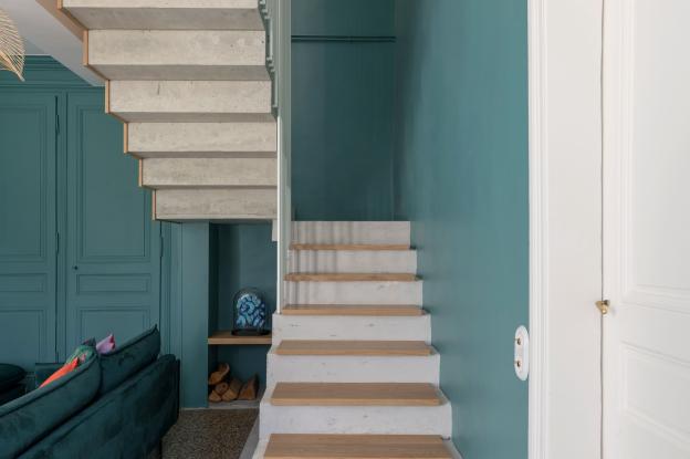 Création d'un nouvel escalier sur mesure en béton coulé sur site avec marches bo