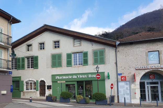 2020_cltb_renovation_batiment_du_17e_en_local_commercial_et_logements_voreppe_00