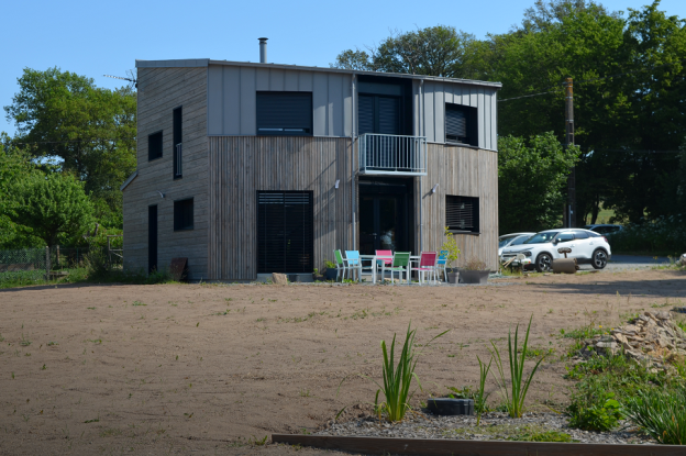 Façade principale de la maison au Sud, profitant de la course du soleil sur le j