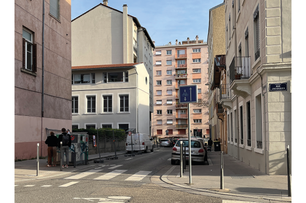 Insertion dans le tissu de La Croix-Rousse