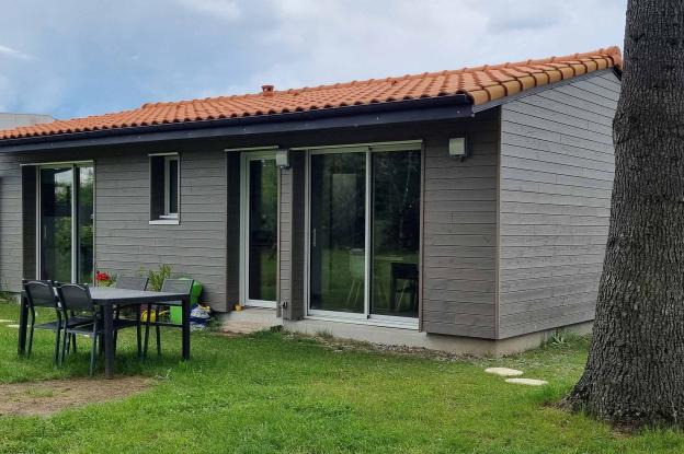 annexe, façade Sud avec débords de toiture pour protéger les baies en été