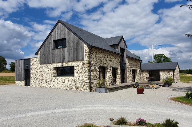 Une longère rénovée en pierres et en bardages bois