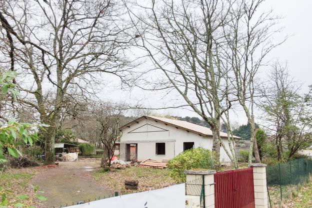 Chantier vu de loin avec banderole ERHÉ