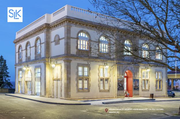 Pôle culturel à Mugron (40) - Façade lumière bleue