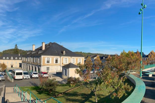 Vue depuis le Marcadieu vers la mairie et la bas de la place
