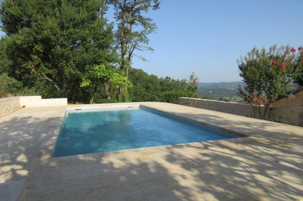 Vue de la piscine et de la terrasse