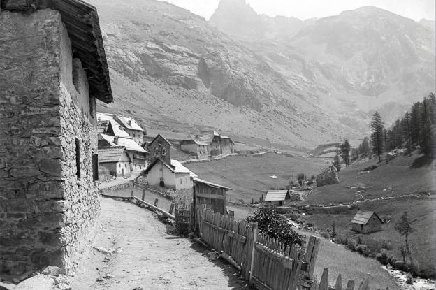 Fouillouse (Saint-Paul-sur-Ubaye) – vue générale, photographie de Saint-Marcel Eysseric, 1893 (© Archives Départementales des Alpes-de-Haute-Provence (AD 04) 31Fi1333)