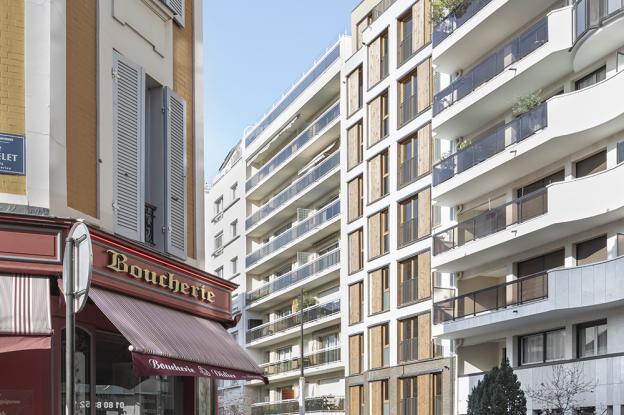 Boulogne // Vue depuis l’angle des rues Michelet et Bellevue. Une pièce contemporaine sobre et lisible s’insère entre deux immeubles des années 80 pour créer en créant une continuité visuelle.