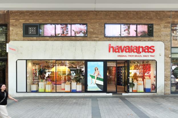 vue de la façade de la boutique éphémère Havaianas sur les Champs-Elysées à Paris