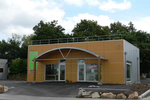 >>(2006) LOCAUX COMMERCIAUX À AURAY