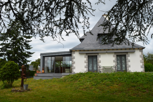Vue sud de l'extension adossée à la maison néo-bretonne existante.