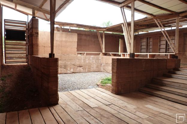 Intérieur de la bibliothèque en pisé, ouvert sur le patio