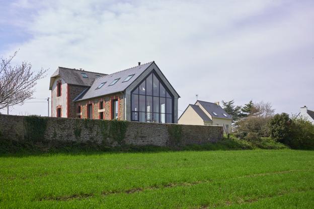 Maison dans une ancienne école, création d'un pignon vitré vue sur mer