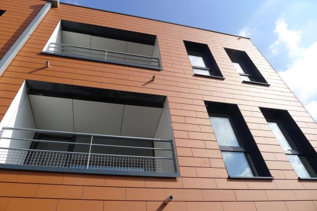 Immeuble de 7 logements passifs - structure métallique - Façades ossature bois - Bardage terre cuite et Trespa - RDC en maçonnerie - Plancher cofradal - Photovoltaïque