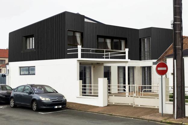 maison bardage bois noir