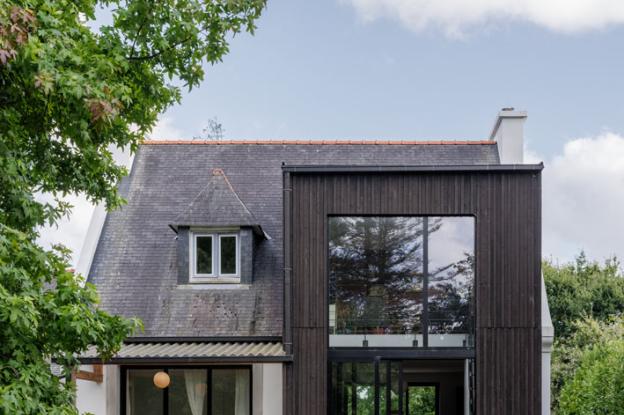 Le jardin au nord, planté de grands arbres, a été un important élément pris en compte dans la conception de ce projet.