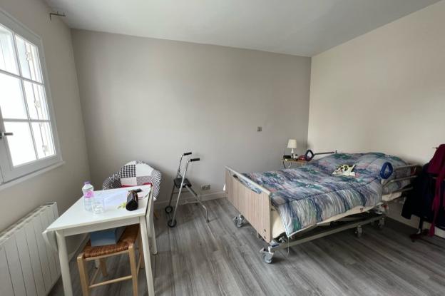 La chambre avec le lit médicalisé